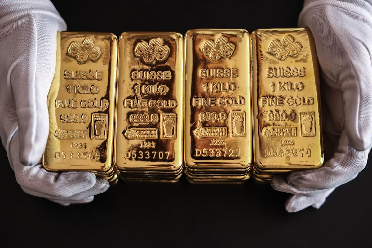 Gold Retreats from All-Time High as Traders Assess Interest Rates; Silver Surges Past Gold Retreats from All-Time High as Traders Assess Interest Rates; Silver Surges Past