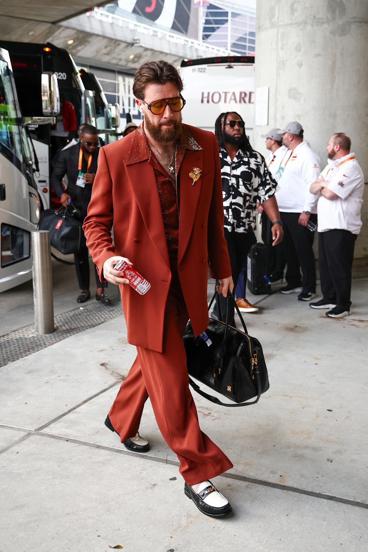 Travis Kelce’s Eye-Catching Super Bowl Outfit: Discover What Chiefs TE and Patrick Mahomes Wore at the Superdome! Travis Kelce’s Eye-Catching Super Bowl Outfit: Discover What Chiefs TE and Patrick Mahomes Wore at the Superdome!