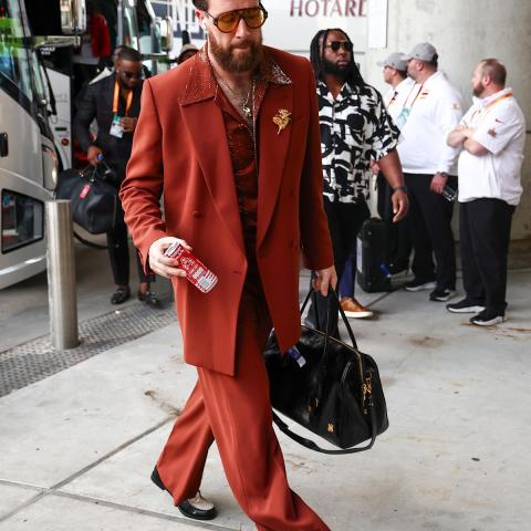 Travis Kelce’s Eye-Catching Super Bowl Outfit: Discover What Chiefs TE and Patrick Mahomes Wore at the Superdome! Travis Kelce’s Eye-Catching Super Bowl Outfit: Discover What Chiefs TE and Patrick Mahomes Wore at the Superdome!