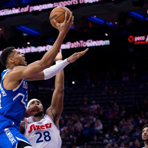 Breaking Records: Giannis Antetokounmpo Makes NBA History with Epic 35-20-15 Game! Breaking Records: Giannis Antetokounmpo Makes NBA History with Epic 35-20-15 Game!