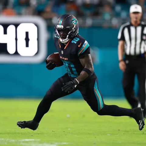 Breaking News: Dolphins WR Tyreek Hill Injured in Shocking Knee Incident – Game-Changing Update! Breaking News: Dolphins WR Tyreek Hill Injured in Shocking Knee Incident – Game-Changing Update!
