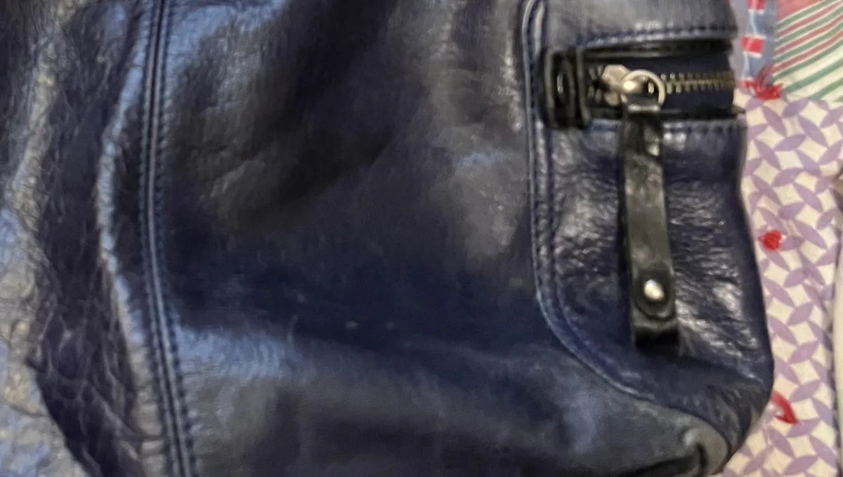 Thrift Store Surprise: Shopper Uncovers Hidden Treasure in Purse—Why You Should Always Check the Pockets! Thrift Store Surprise: Shopper Uncovers Hidden Treasure in Purse—Why You Should Always Check the Pockets!