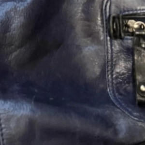 Thrift Store Surprise: Shopper Uncovers Hidden Treasure in Purse—Why You Should Always Check the Pockets! Thrift Store Surprise: Shopper Uncovers Hidden Treasure in Purse—Why You Should Always Check the Pockets!