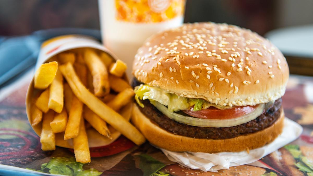 Whopper vs. Whopper Jr.: Uncovering the Key Differences Between Burger King’s Iconic Burgers! Whopper vs. Whopper Jr.: Uncovering the Key Differences Between Burger King’s Iconic Burgers!