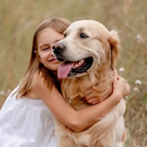 Watch This Woman Teach Her Golden Retriever to Hug — Now It’s His Favorite Thing to Do! Watch This Woman Teach Her Golden Retriever to Hug — Now It’s His Favorite Thing to Do!