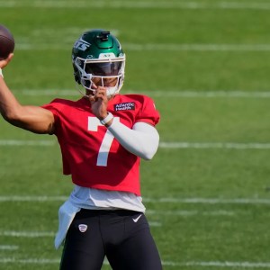 Breaking: Justin Fields Carted Off with Toe Injury at Jets Practice – Get the Latest NFL Training Camp 2025 Updates Here! Breaking: Justin Fields Carted Off with Toe Injury at Jets Practice – Get the Latest NFL Training Camp 2025 Updates Here!