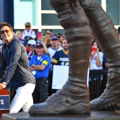 Patriots Honor Tom Brady with Statue Unveiling: QB’s Playful Jabs at Jets Fans and His 40-Yard Dash Time! Patriots Honor Tom Brady with Statue Unveiling: QB’s Playful Jabs at Jets Fans and His 40-Yard Dash Time!