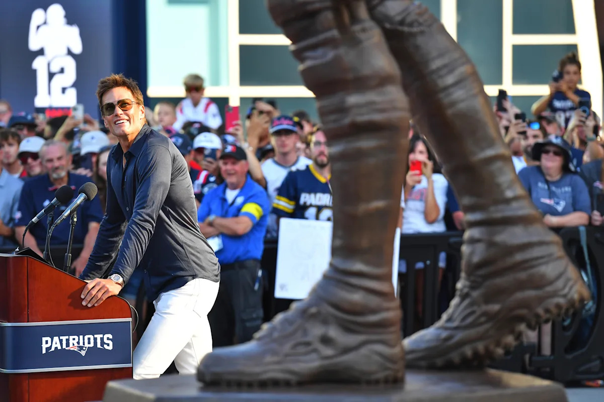Patriots Honor Tom Brady with Statue Unveiling: QB’s Playful Jabs at Jets Fans and His 40-Yard Dash Time! Patriots Honor Tom Brady with Statue Unveiling: QB’s Playful Jabs at Jets Fans and His 40-Yard Dash Time!