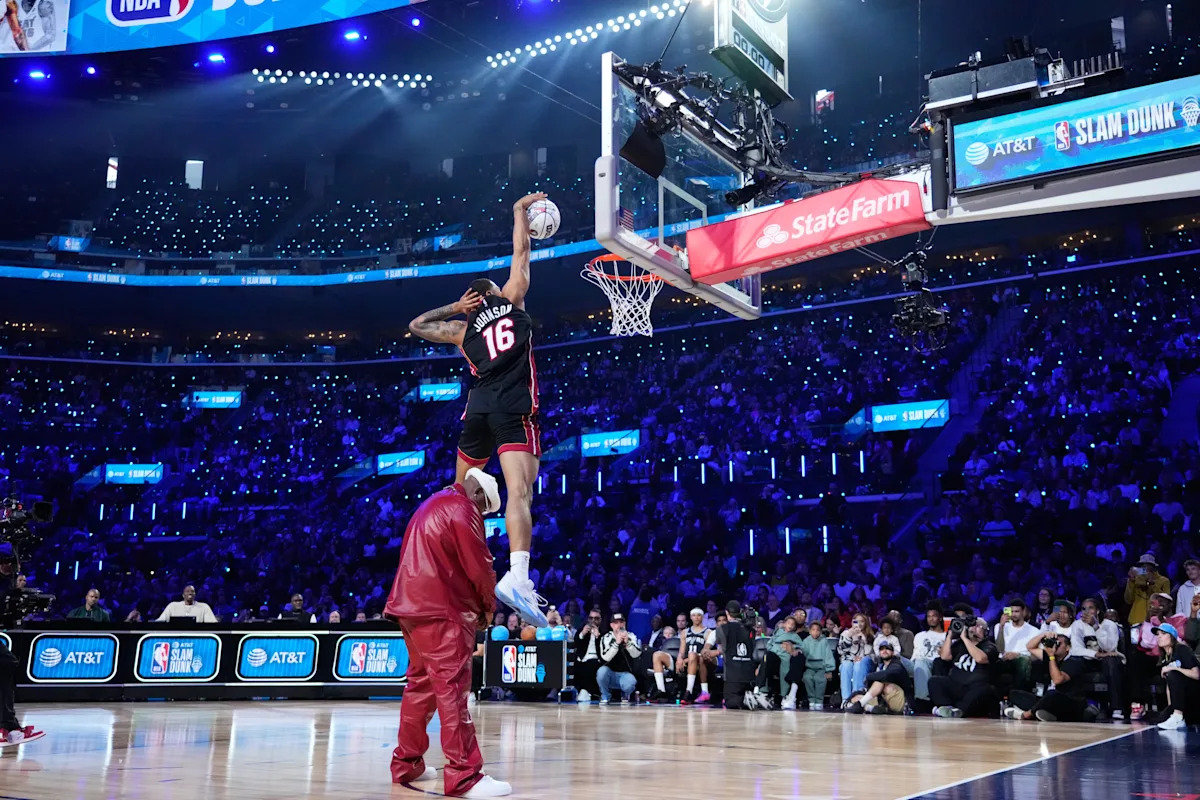 Heat’s Keshad Johnson Dazzles in NBA Dunk Contest Victory, While Damian Lillard Outscores Devin Booker in Thrilling 3-Point Shootout! Heat’s Keshad Johnson Dazzles in NBA Dunk Contest Victory, While Damian Lillard Outscores Devin Booker in Thrilling 3-Point Shootout!