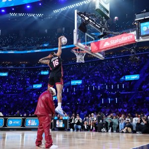 Heat’s Keshad Johnson Dazzles in NBA Dunk Contest Victory, While Damian Lillard Outscores Devin Booker in Thrilling 3-Point Shootout! Heat’s Keshad Johnson Dazzles in NBA Dunk Contest Victory, While Damian Lillard Outscores Devin Booker in Thrilling 3-Point Shootout!