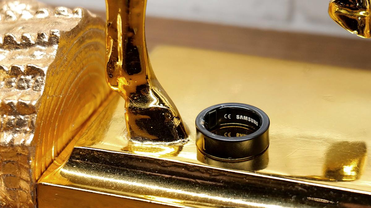 Shocking Tech Alert: YouTuber Faces Battery Swelling Crisis as Galaxy Ring Gets Stuck on Finger! Shocking Tech Alert: YouTuber Faces Battery Swelling Crisis as Galaxy Ring Gets Stuck on Finger!