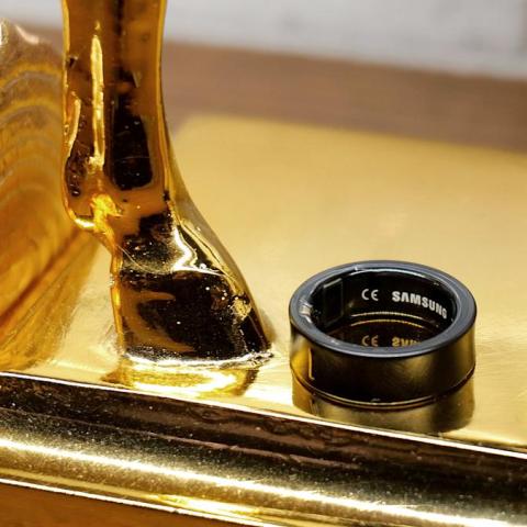 Shocking Tech Alert: YouTuber Faces Battery Swelling Crisis as Galaxy Ring Gets Stuck on Finger! Shocking Tech Alert: YouTuber Faces Battery Swelling Crisis as Galaxy Ring Gets Stuck on Finger!