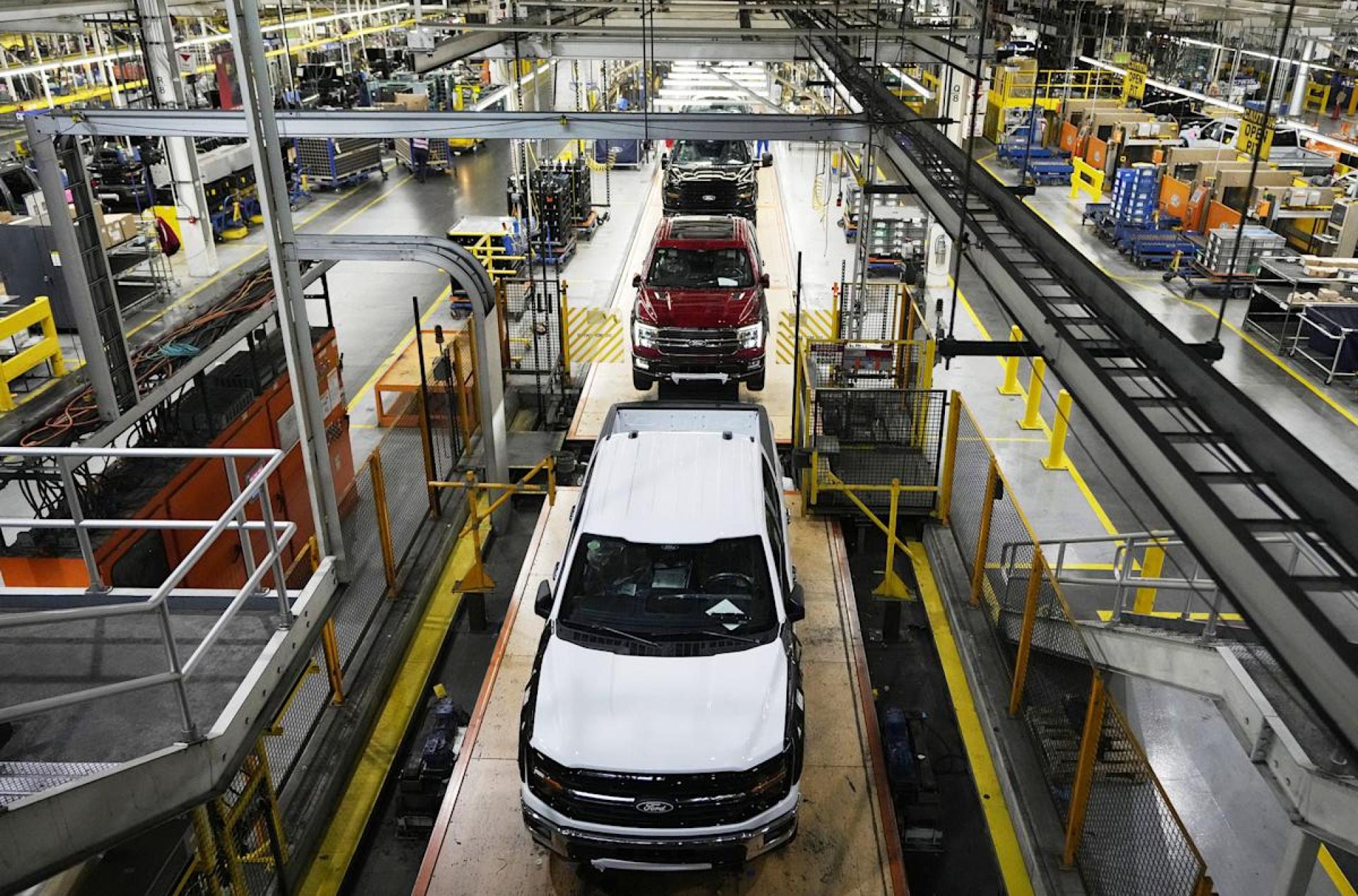 Automakers Soar with Impressive Sales as Trump’s Tariffs Approach: What It Means for the Industry Automakers Soar with Impressive Sales as Trump’s Tariffs Approach: What It Means for the Industry
