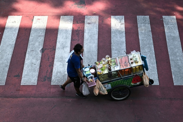 Bangkok Food Vendor’s Bold Move: Protecting a Beloved City Staple from the Streets Bangkok Food Vendor’s Bold Move: Protecting a Beloved City Staple from the Streets