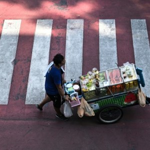 Bangkok Food Vendor’s Bold Move: Protecting a Beloved City Staple from the Streets Bangkok Food Vendor’s Bold Move: Protecting a Beloved City Staple from the Streets