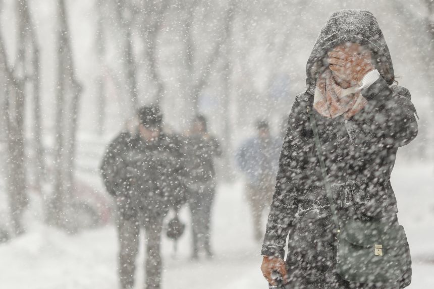 Vânt puternic și viscol în munți cu zăpadă spulberată, indicând cod roșu vânt și avertizare meteo severă. | sursa foto: News.ro Vânt puternic și viscol în munți cu zăpadă spulberată, indicând cod roșu vânt și avertizare meteo severă. | sursa foto: News.ro
