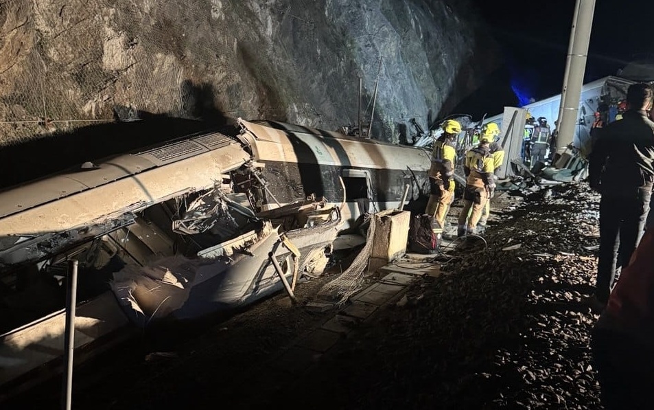 Trenuri avariate pe șine în accident feroviar Spania lângă Cordoba, cu echipe de intervenție și MAE oferind asistență consulară. | sursa foto: News.ro Trenuri avariate pe șine în accident feroviar Spania lângă Cordoba, cu echipe de intervenție și MAE oferind asistență consulară. | sursa foto: News.ro