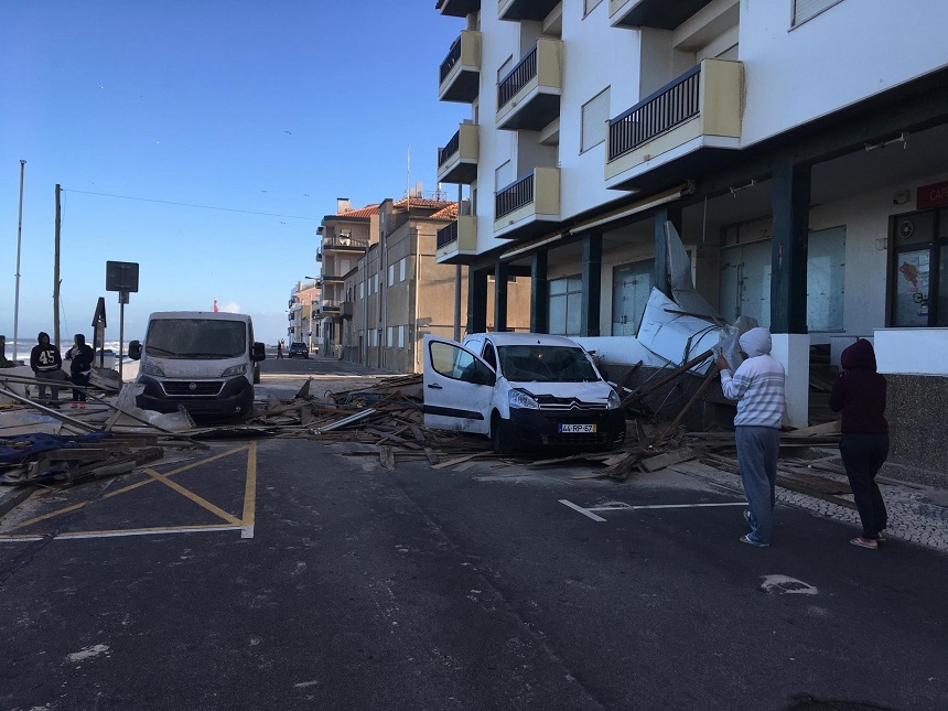 Valuri înalte și cer înnorat deasupra coastei Portugaliei, reflectând codul roșu Portugalia pentru vânt puternic și furtuni maritime. | sursa foto: News.ro Valuri înalte și cer înnorat deasupra coastei Portugaliei, reflectând codul roșu Portugalia pentru vânt puternic și furtuni maritime. | sursa foto: News.ro