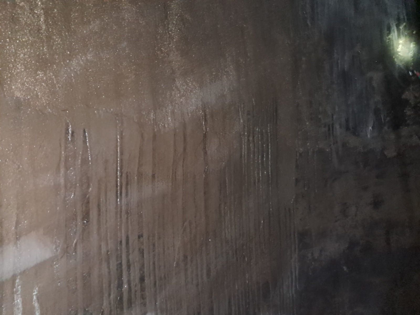 Echipe tehnice la stația potabilizare Curtea de Argeș în timpul reabilitării filtrelor și dezinfectării bazinelor după depistarea bacteriei Clostridium perfringens. | sursa foto: News.ro Echipe tehnice la stația potabilizare Curtea de Argeș în timpul reabilitării filtrelor și dezinfectării bazinelor după depistarea bacteriei Clostridium perfringens. | sursa foto: News.ro