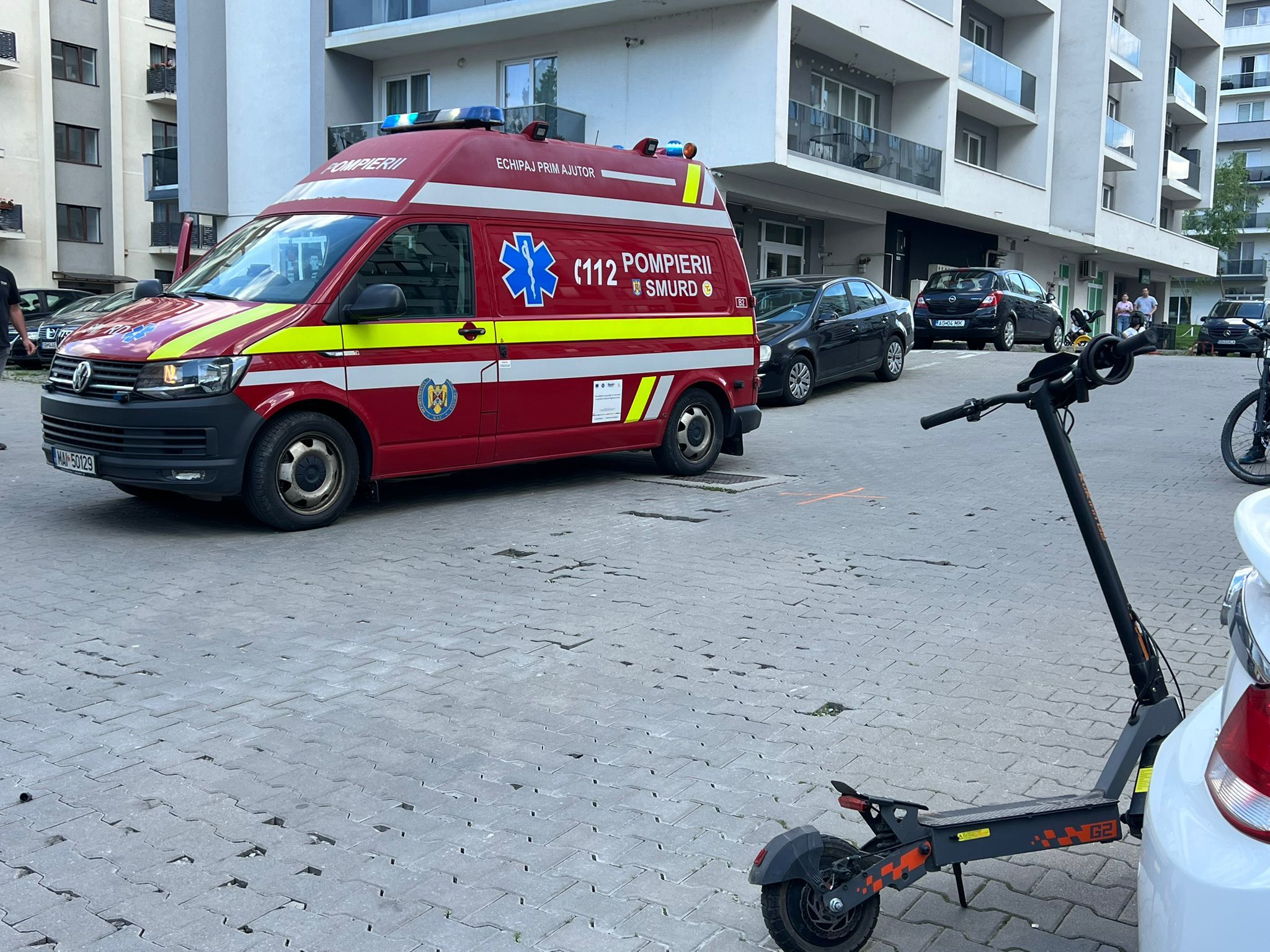 Copil cu cască de protecție transportat pe targă la spital după accidente trotinete electrice copii cu leziuni grave și spitalizare copii necesară | sursa foto: News.ro Copil cu cască de protecție transportat pe targă la spital după accidente trotinete electrice copii cu leziuni grave și spitalizare copii necesară | sursa foto: News.ro