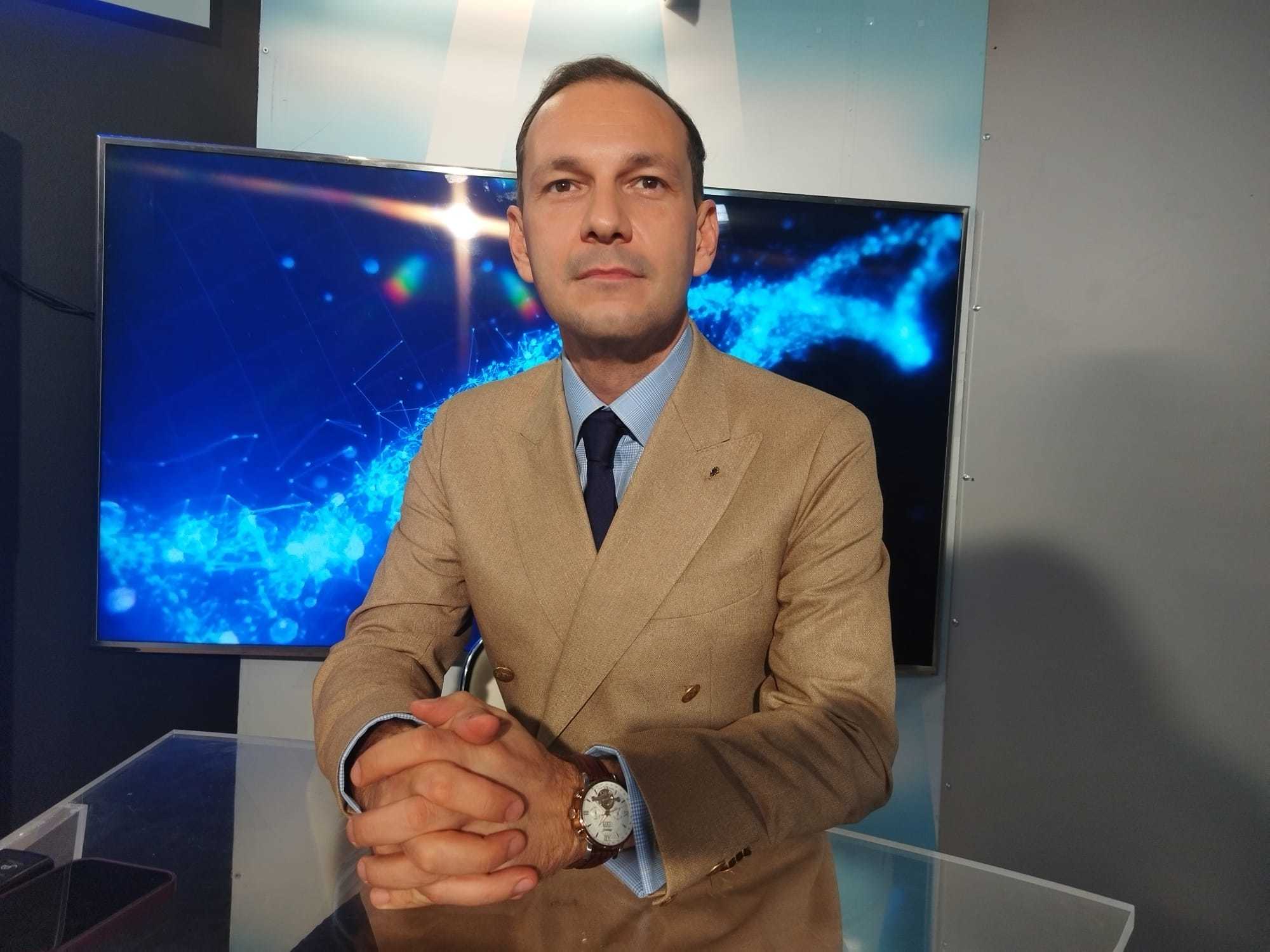Dr Radu Ţincu discutând despre legea paliaţiei și importanța îngrijirii paliative versus terapia intensivă pentru pacienții terminali | sursa foto: News.ro Dr Radu Ţincu discutând despre legea paliaţiei și importanța îngrijirii paliative versus terapia intensivă pentru pacienții terminali | sursa foto: News.ro