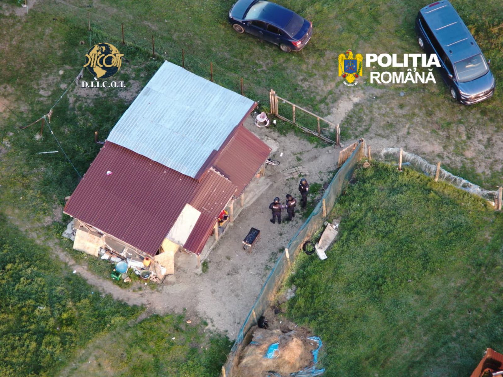 Poliţişti în timpul percheziţiilor în Bucureşti într-un dosar de trafic de persoane şi exploatare sexuală al unui grup infracţional organizat. | sursa foto: News.ro Poliţişti în timpul percheziţiilor în Bucureşti într-un dosar de trafic de persoane şi exploatare sexuală al unui grup infracţional organizat. | sursa foto: News.ro