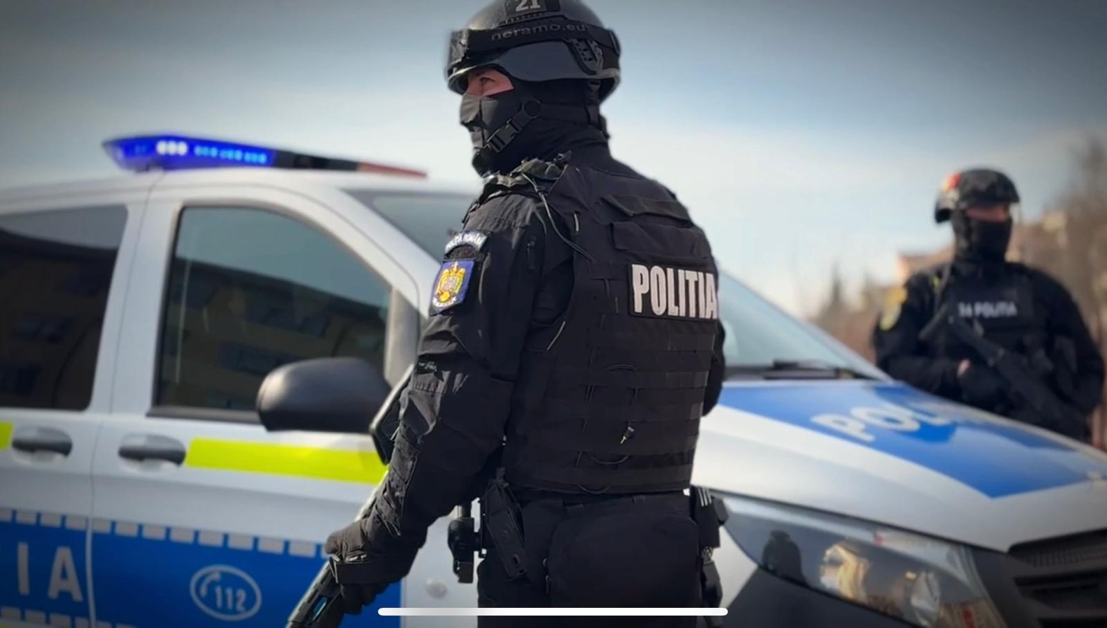 Echipă de polițiști în timpul perchezițiilor domiciliare din Operațiunea Jupiter 5, aplicând măsuri preventive pentru persoane vizate. | sursa foto: News.ro Echipă de polițiști în timpul perchezițiilor domiciliare din Operațiunea Jupiter 5, aplicând măsuri preventive pentru persoane vizate. | sursa foto: News.ro