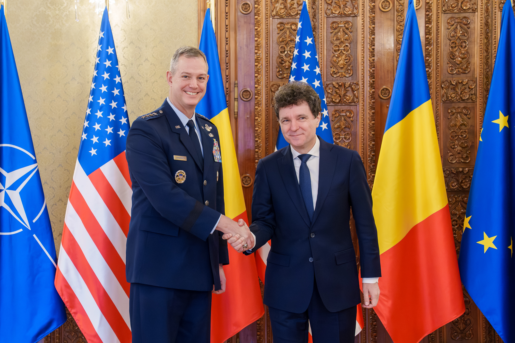 Președintele Nicușor Dan și generalul Alexus G. Grynkewich discută la Cotroceni despre NATO Marea Neagră, parteneriat strategic și securitate regională. | sursa foto: News.ro Președintele Nicușor Dan și generalul Alexus G. Grynkewich discută la Cotroceni despre NATO Marea Neagră, parteneriat strategic și securitate regională. | sursa foto: News.ro