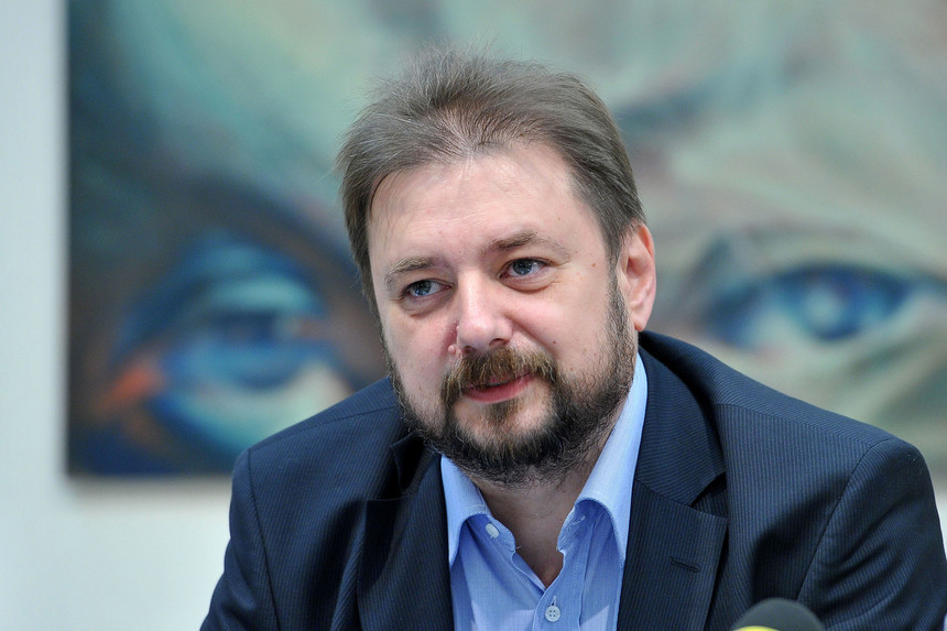 Adrian Veștea premier în timpul unei conferințe de presă, discutând criza internă PNL și strategia pentru câștigarea voturilor flotante parlamentari. | sursa foto: News.ro Adrian Veștea premier în timpul unei conferințe de presă, discutând criza internă PNL și strategia pentru câștigarea voturilor flotante parlamentari. | sursa foto: News.ro