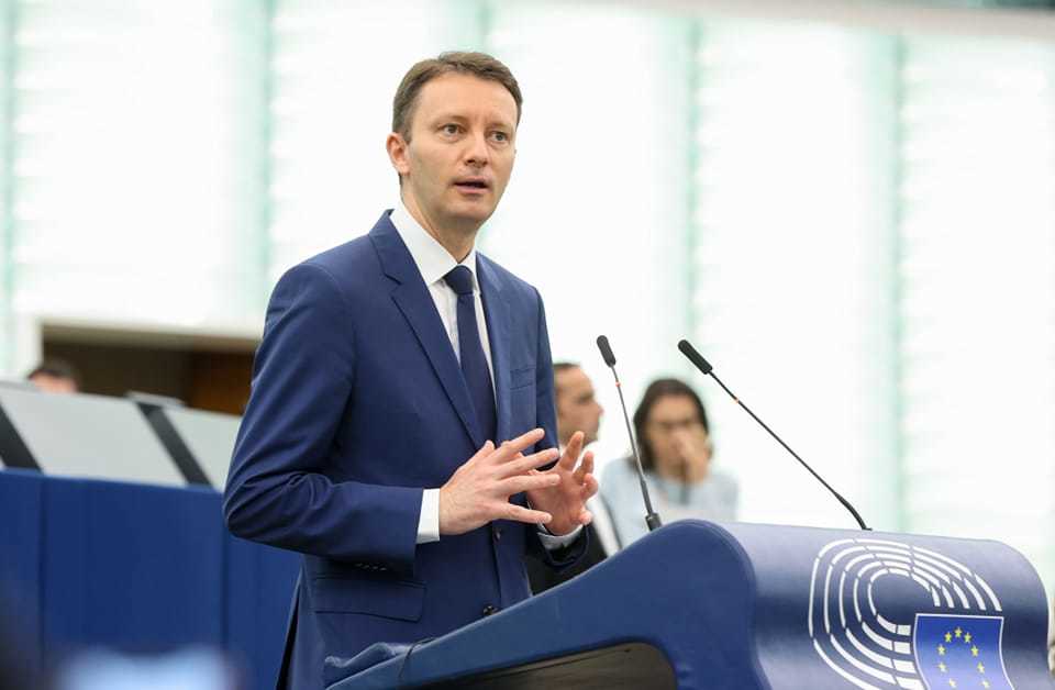 Siegfried Mureșan și Ursula von der Leyen discutând în Parlamentul European despre Canada membru asociat UE și cooperare UE-Canada bazată pe valori comune | sursa foto: News.ro Siegfried Mureșan și Ursula von der Leyen discutând în Parlamentul European despre Canada membru asociat UE și cooperare UE-Canada bazată pe valori comune | sursa foto: News.ro
