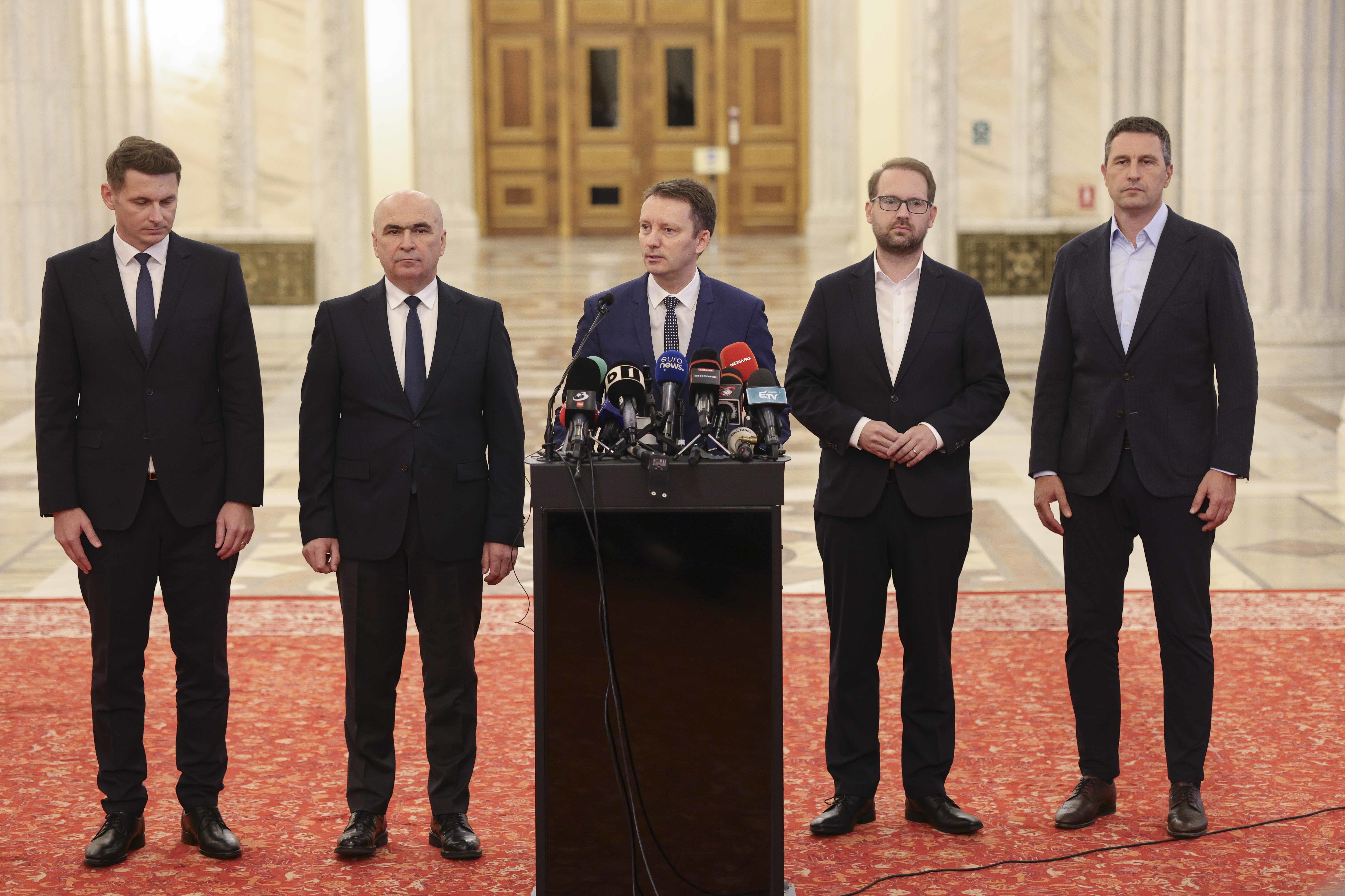 Siegfried Mureșan prezentând planul guvernului minoritar PNL-USR-UDMR cu o agendă reformatoare clară în fața jurnaliștilor. | sursa foto: News.ro Siegfried Mureșan prezentând planul guvernului minoritar PNL-USR-UDMR cu o agendă reformatoare clară în fața jurnaliștilor. | sursa foto: News.ro