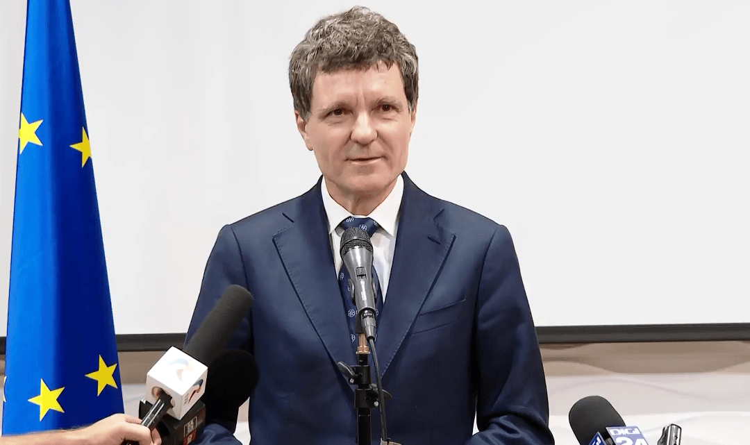 Siegfried Mureşan semnând decretul de desemnare premier, pregătindu-se pentru votul de încredere în Parlament cu program guvernare. | sursa foto: News.ro Siegfried Mureşan semnând decretul de desemnare premier, pregătindu-se pentru votul de încredere în Parlament cu program guvernare. | sursa foto: News.ro