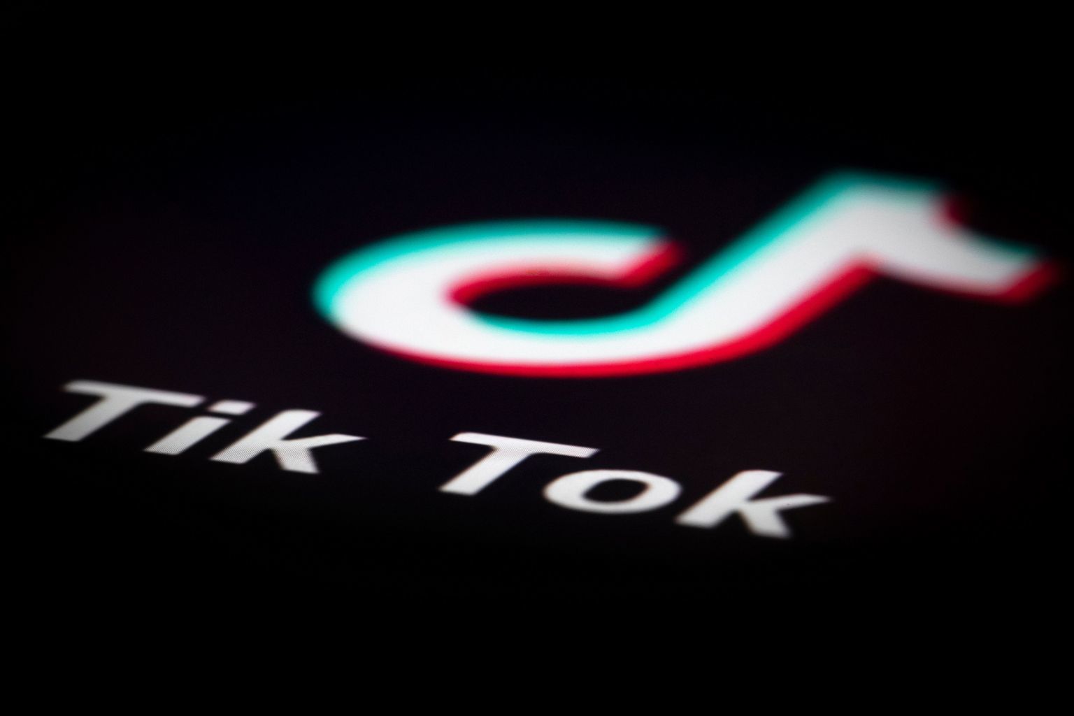 Ecran cu interfața TikTok afișând videoclipuri cu tinere în culorile Poloniei, ilustrând TikTok dezinformare și dezinformare rusă sub Digital Services Act. | sursa foto: News.ro Ecran cu interfața TikTok afișând videoclipuri cu tinere în culorile Poloniei, ilustrând TikTok dezinformare și dezinformare rusă sub Digital Services Act. | sursa foto: News.ro