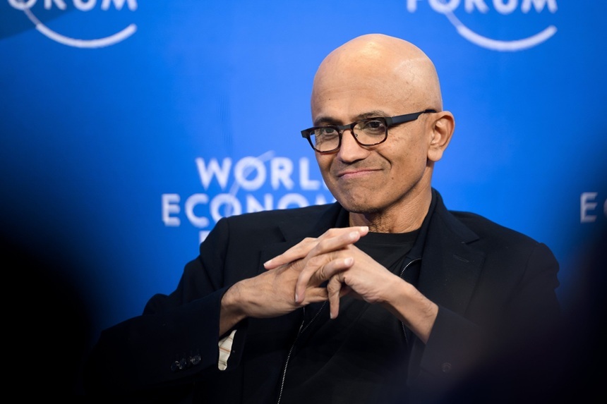 Satya Nadella prezentând la Forumul Economic Mondial despre impactul cost energie AI asupra centrelor de date și competitivității Europei | sursa foto: News.ro Satya Nadella prezentând la Forumul Economic Mondial despre impactul cost energie AI asupra centrelor de date și competitivității Europei | sursa foto: News.ro