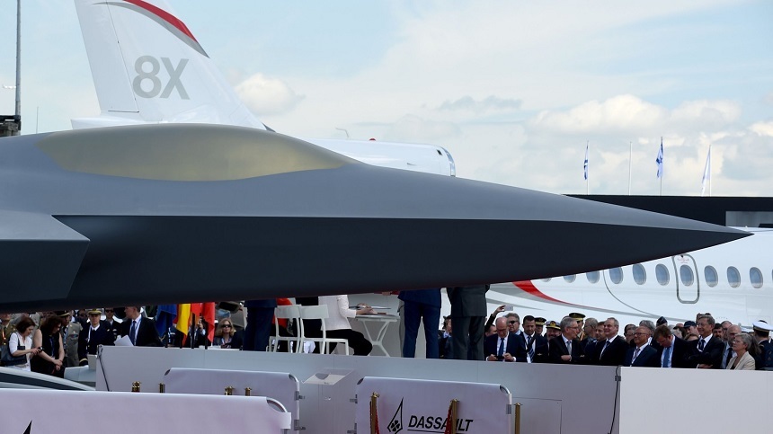 Avion de luptă FCAS în zbor demonstrativ, simbolizând medierea disputei din proiectul franco-german de dezvoltare aeriană. | sursa foto: News.ro Avion de luptă FCAS în zbor demonstrativ, simbolizând medierea disputei din proiectul franco-german de dezvoltare aeriană. | sursa foto: News.ro