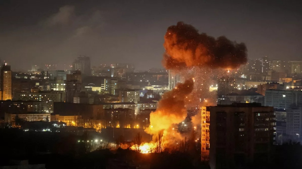 Nori de fum gros și flăcări ridicându-se peste clădiri în Kiev după explozii, în timpul alertei aeriene și atacului cu rachete croazieră. | sursa foto: News.ro Nori de fum gros și flăcări ridicându-se peste clădiri în Kiev după explozii, în timpul alertei aeriene și atacului cu rachete croazieră. | sursa foto: News.ro