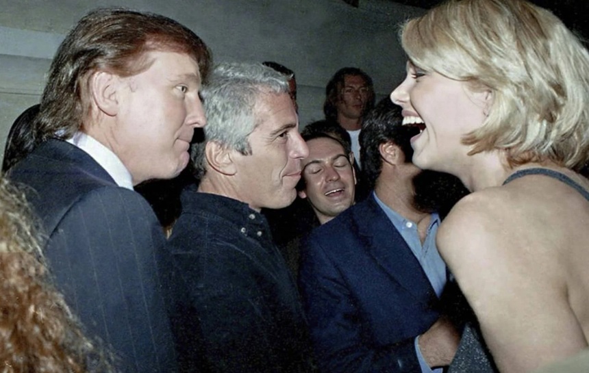 Donald Trump vorbind la un miting politic, cu sigla Departamentului Justiției în fundal și referiri la Jeffrey Epstein pe ecran. | sursa foto: News.ro Donald Trump vorbind la un miting politic, cu sigla Departamentului Justiției în fundal și referiri la Jeffrey Epstein pe ecran. | sursa foto: News.ro