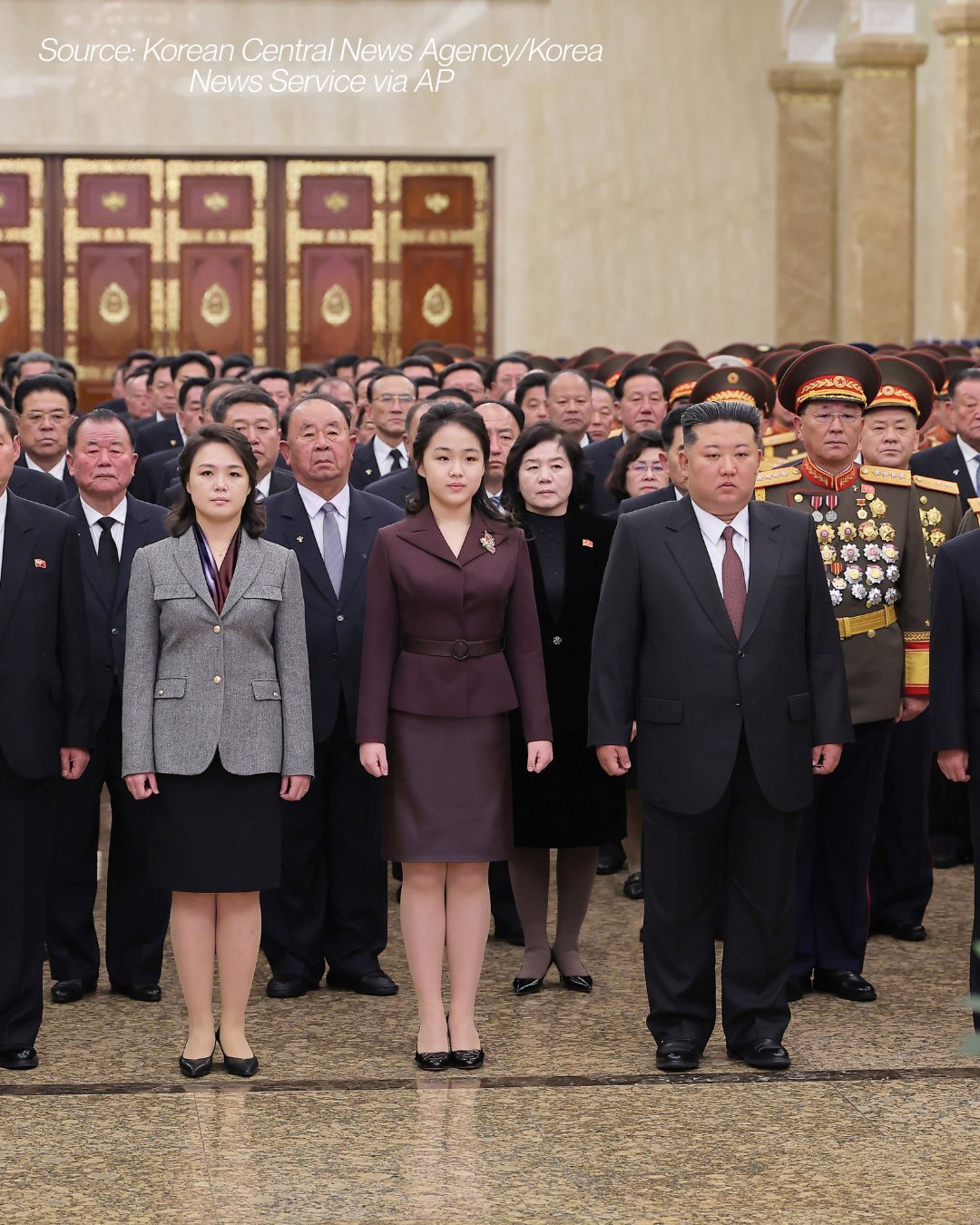 Kim Ju Ae stând solemn lângă Kim Jong Un și Ri Sol Ju în mausoleul Kumsusan, marcând succesiunea Coreea de Nord. | sursa foto: News.ro Kim Ju Ae stând solemn lângă Kim Jong Un și Ri Sol Ju în mausoleul Kumsusan, marcând succesiunea Coreea de Nord. | sursa foto: News.ro