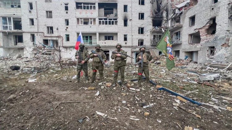 Clădiri avariate în urma unui atac cu drone în zona ocupată din Ucraina, cu victime civile raportate în războiul din Ucraina. | sursa foto: News.ro Clădiri avariate în urma unui atac cu drone în zona ocupată din Ucraina, cu victime civile raportate în războiul din Ucraina. | sursa foto: News.ro