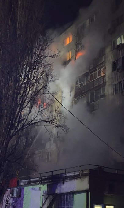 Clădiri rezidențiale avariate și fum dens după atacuri rusești Odesa, victime copii și infrastructură avariată în zonă urbană afectată. | sursa foto: News.ro Clădiri rezidențiale avariate și fum dens după atacuri rusești Odesa, victime copii și infrastructură avariată în zonă urbană afectată. | sursa foto: News.ro