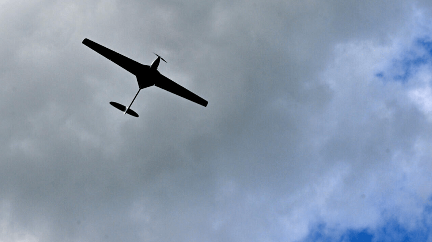 Drone Shahed rusești în zbor deasupra unei fabrici militare, simbolizând creșterea producției drone Rusia pentru lovituri profunde Ucraina. | sursa foto: News.ro Drone Shahed rusești în zbor deasupra unei fabrici militare, simbolizând creșterea producției drone Rusia pentru lovituri profunde Ucraina. | sursa foto: News.ro