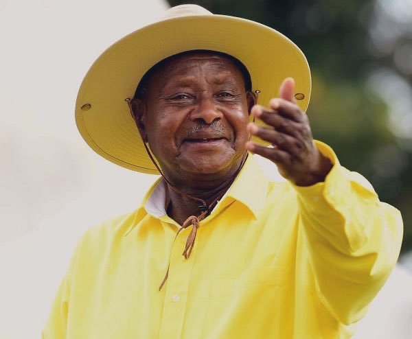 Președintele Yoweri Museveni salută mulțimea după anunțarea victoriei în alegeri Uganda marcate de violențe electorale și proteste. | sursa foto: News.ro Președintele Yoweri Museveni salută mulțimea după anunțarea victoriei în alegeri Uganda marcate de violențe electorale și proteste. | sursa foto: News.ro