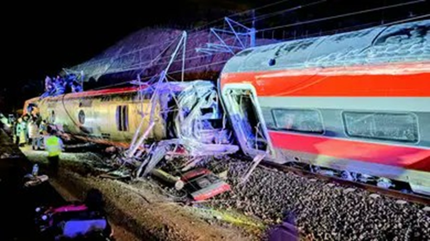 Vagoane deraiate răsturnate lângă șine în Spania, echipe de intervenție urgență asistând victime accident feroviar grav după deraierile tren Spania. | sursa foto: News.ro Vagoane deraiate răsturnate lângă șine în Spania, echipe de intervenție urgență asistând victime accident feroviar grav după deraierile tren Spania. | sursa foto: News.ro