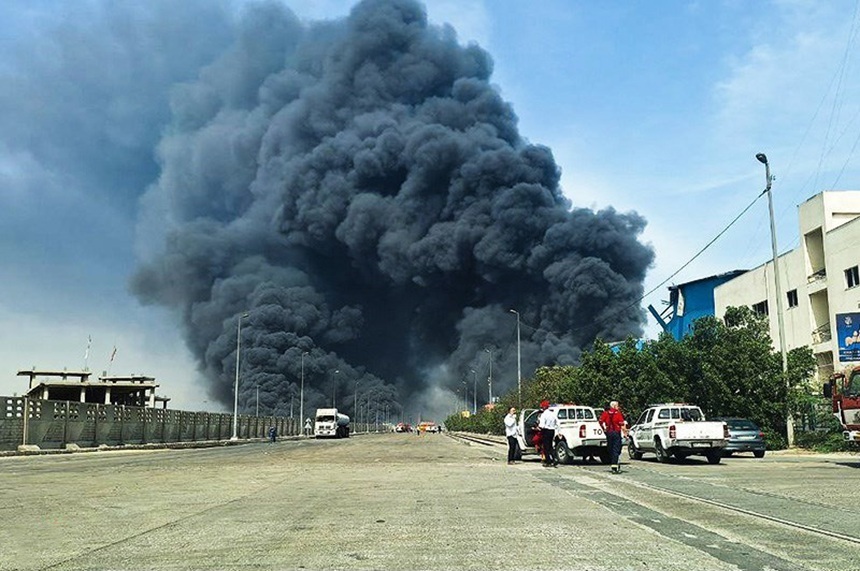 Explozie port iranian Bandar Abbas cu fum dens și echipe de intervenție în contextul tensiunilor regionale și protestelor Iran. | sursa foto: News.ro Explozie port iranian Bandar Abbas cu fum dens și echipe de intervenție în contextul tensiunilor regionale și protestelor Iran. | sursa foto: News.ro