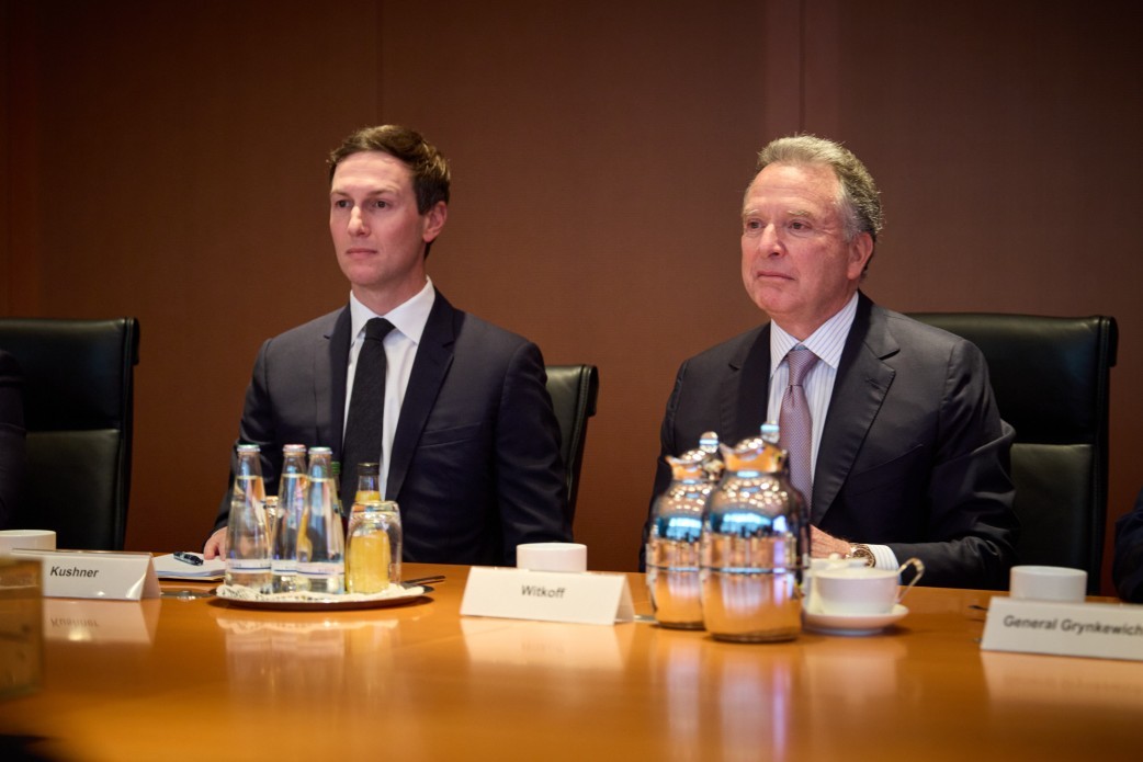 Negociatori ucraineni, ruși și americani la masa rotundă în Abu Dhabi pentru negocieri Ucraina Rusia privind acord pace în Donbas. | sursa foto: News.ro Negociatori ucraineni, ruși și americani la masa rotundă în Abu Dhabi pentru negocieri Ucraina Rusia privind acord pace în Donbas. | sursa foto: News.ro