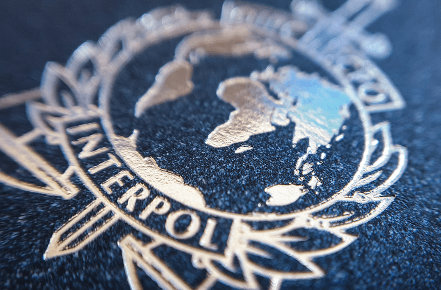 Harta lumii cu evidențierea Rusiei și simboluri ale notificărilor roșii Interpol, ilustrând abuzul sistemului Interpol Rusia pentru urmărirea criticilor și judecătorilor CPI. | sursa foto: News.ro Harta lumii cu evidențierea Rusiei și simboluri ale notificărilor roșii Interpol, ilustrând abuzul sistemului Interpol Rusia pentru urmărirea criticilor și judecătorilor CPI. | sursa foto: News.ro