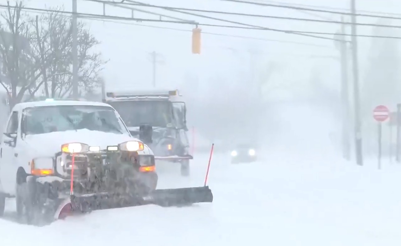 Străzi acoperite de zăpadă și gheață în oraș american afectat de furtună iarnă SUA, cu pene curent și temperaturi extreme. | sursa foto: News.ro Străzi acoperite de zăpadă și gheață în oraș american afectat de furtună iarnă SUA, cu pene curent și temperaturi extreme. | sursa foto: News.ro