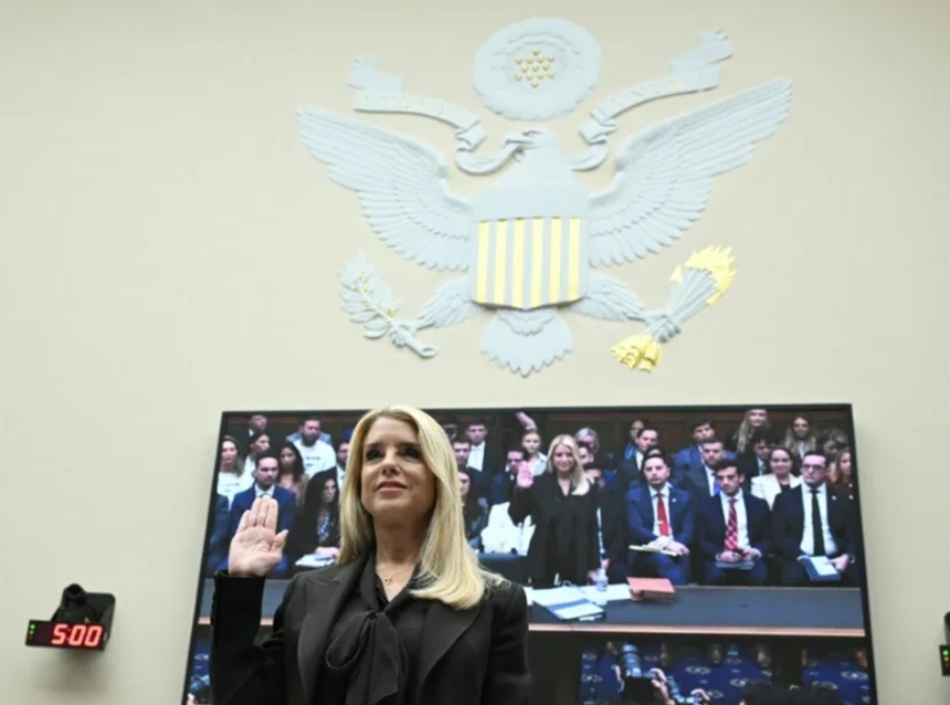 Pam Bondi vorbind în fața Comisiei Juridice a Camerei Reprezentanților despre scandalul Epstein și acuzațiile democraților la adresa Departamentului Justiţiei. | sursa foto: News.ro Pam Bondi vorbind în fața Comisiei Juridice a Camerei Reprezentanților despre scandalul Epstein și acuzațiile democraților la adresa Departamentului Justiţiei. | sursa foto: News.ro