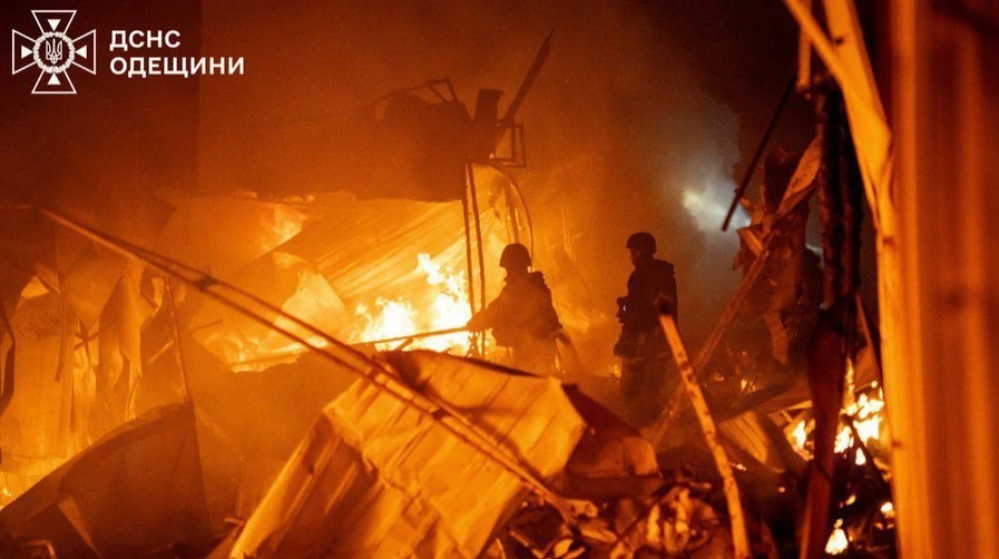 Bloc de apartamente avariat de atac rusesc Ucraina asupra infrastructurii energetice din Odesa, cu incendiu și victime atac raportate. | sursa foto: News.ro Bloc de apartamente avariat de atac rusesc Ucraina asupra infrastructurii energetice din Odesa, cu incendiu și victime atac raportate. | sursa foto: News.ro