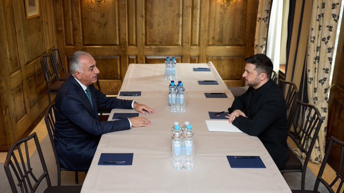 Volodimir Zelenski și Reza Pahlavi discutând la Conferința de la München despre sancțiuni Iran și sprijin internațional pentru libertate și suveranitate națională | sursa foto: News.ro Volodimir Zelenski și Reza Pahlavi discutând la Conferința de la München despre sancțiuni Iran și sprijin internațional pentru libertate și suveranitate națională | sursa foto: News.ro